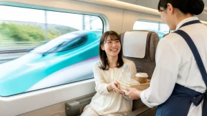 東北新幹線の車内販売は「はやぶさ」だけ？メニュー・値段・対象列車を全解説のアイキャッチ画像