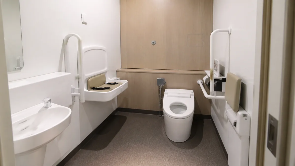5号車の多機能トイレが優秀!車椅子もベビーカーもOKの解説画像