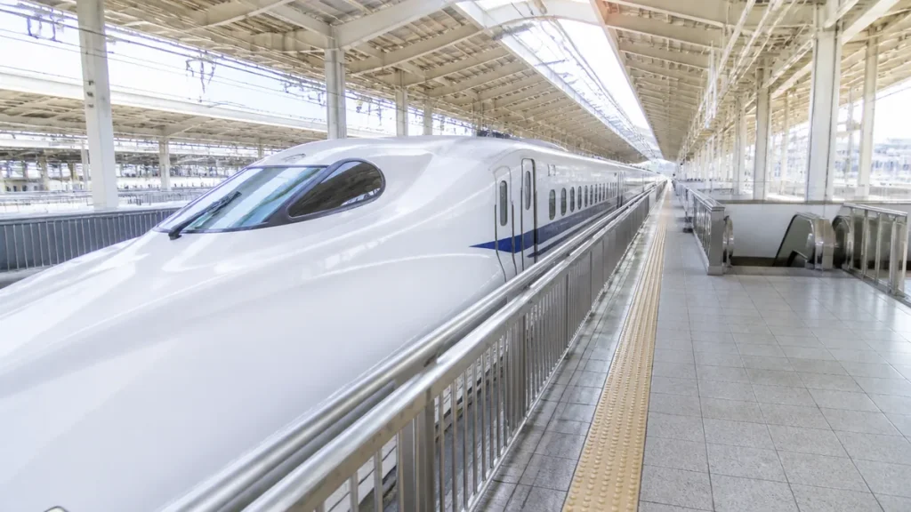 新幹線の新大阪駅ホームは4階の20〜27番線！階段に近い号車と乗り換え最短ルートを全解説のアイキャッチ画像