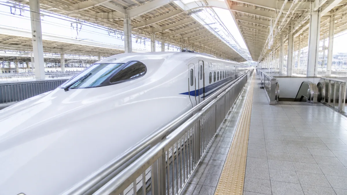 新幹線の新大阪駅ホームは4階の20〜27番線!階段に近い号車と乗り換え最短ルートを全解説のアイキャッチ画像