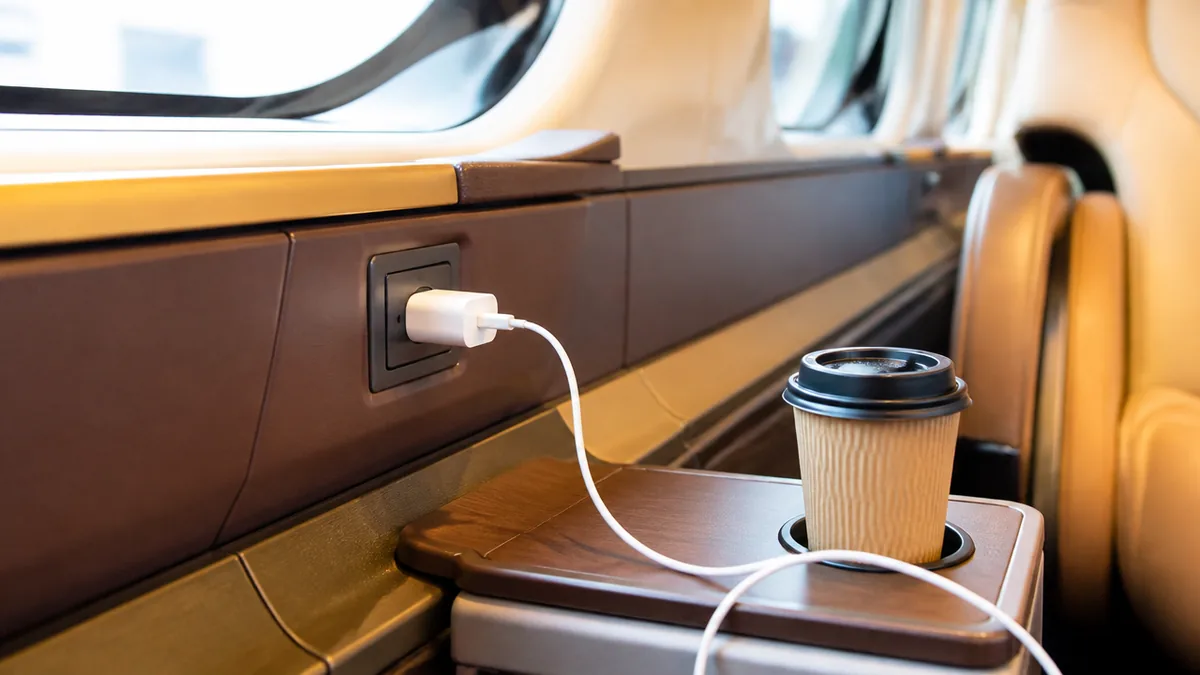 コンセント・Wi-Fi・カフェスポット|車内設備を全部見せますの解説画像