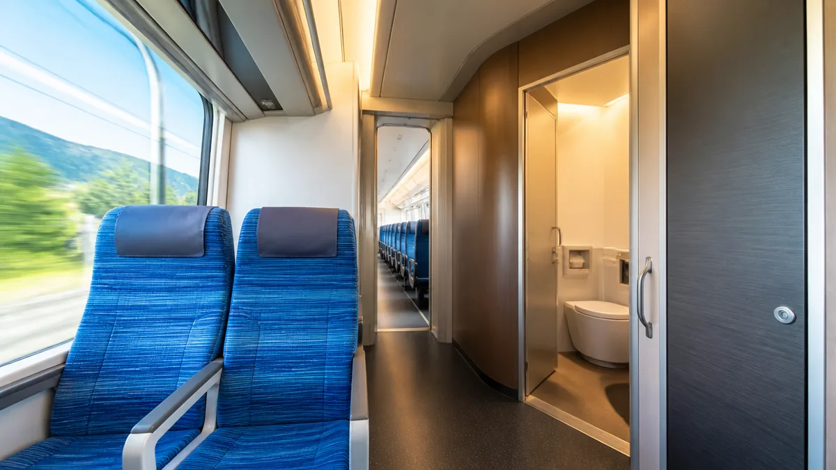 特急あずさのトイレは何号車？12両・9両編成別の位置と空いてる時間帯の狙い方のアイキャッチ画像