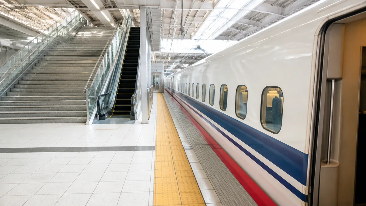 上り（新大阪・東京方面）ホームの階段・エレベーター最短号車の解説画像