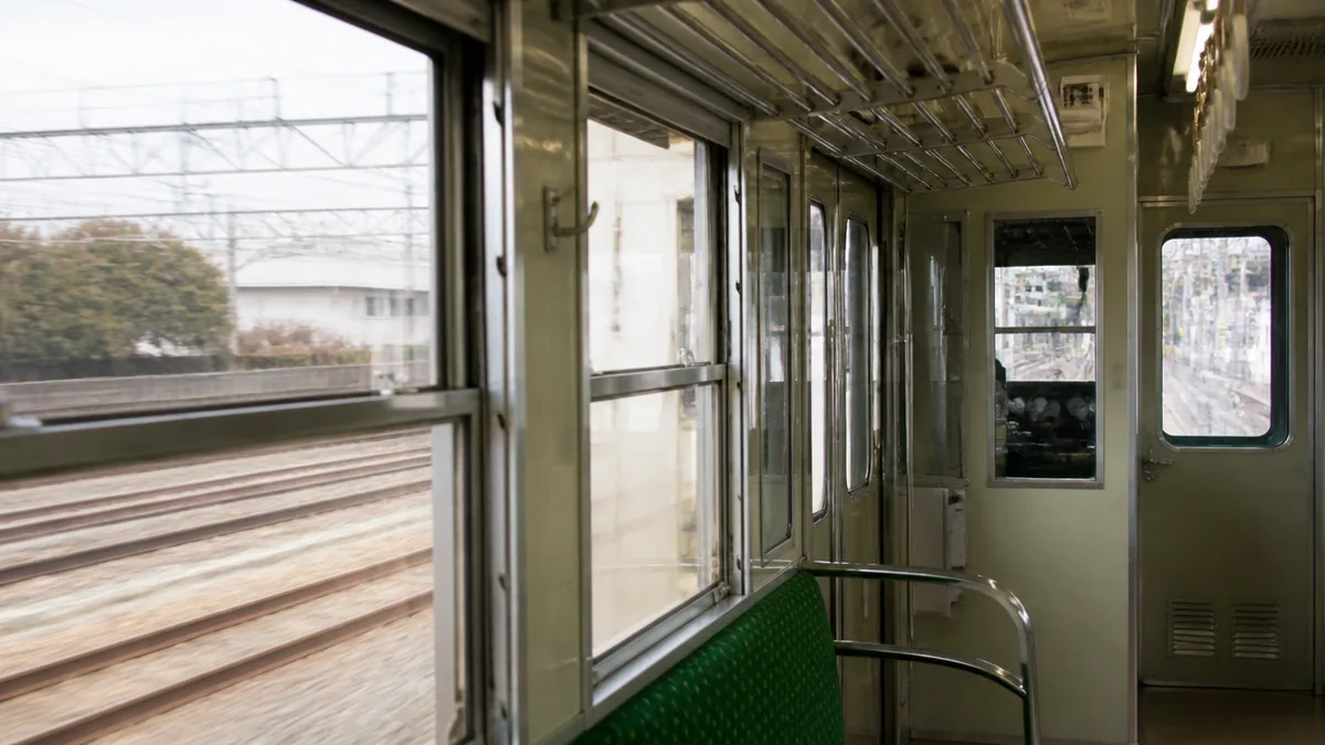 車内灯が消える瞬間——デッドセクション通過という日常業務の解説画像