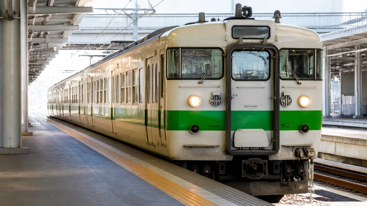 717系とは急行形を改造した全46両の交流電車！仙台と九州の違い・引退年を全解説のアイキャッチ画像