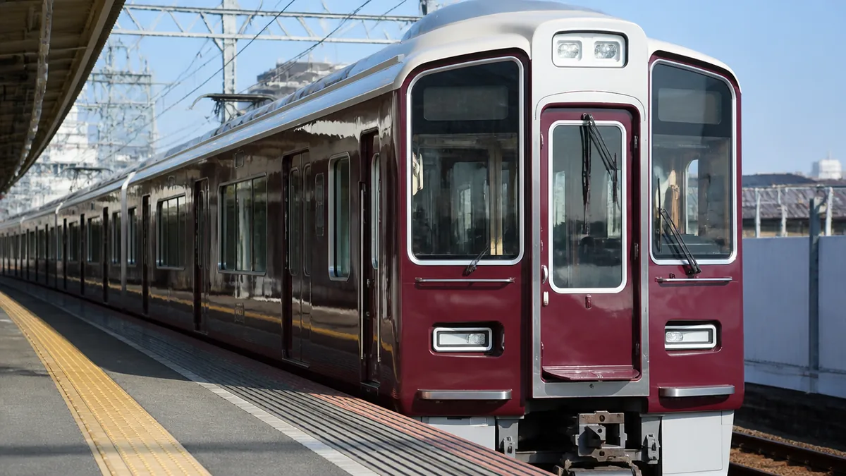 阪急9300系とは？京都線特急のために生まれた3ドアのクロスシート車の解説画像