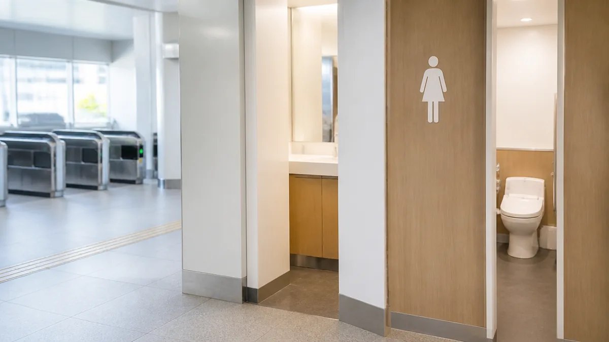 駅のトイレはどこにある?改札内だけにある理由と探し方の解説画像